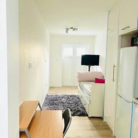 Lovely En-Suite Studio With Kitchen And Free Parking With Walking Distance To Tube Station And Short Train Ride To Central London!! Northwood  Exterior photo