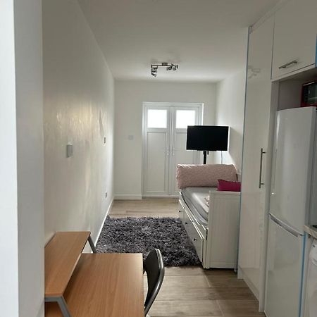 Lovely En-Suite Studio With Kitchen And Free Parking With Walking Distance To Tube Station And Short Train Ride To Central London!! Northwood  Exterior photo