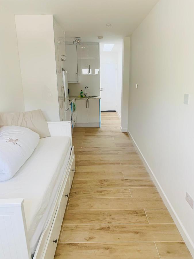 Lovely En-Suite Studio With Kitchen And Free Parking With Walking Distance To Tube Station And Short Train Ride To Central London!! Northwood  Exterior photo