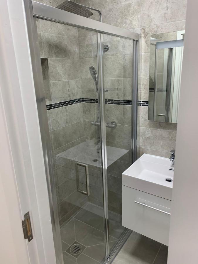 Lovely En-Suite Studio With Kitchen And Free Parking With Walking Distance To Tube Station And Short Train Ride To Central London!! Northwood  Exterior photo