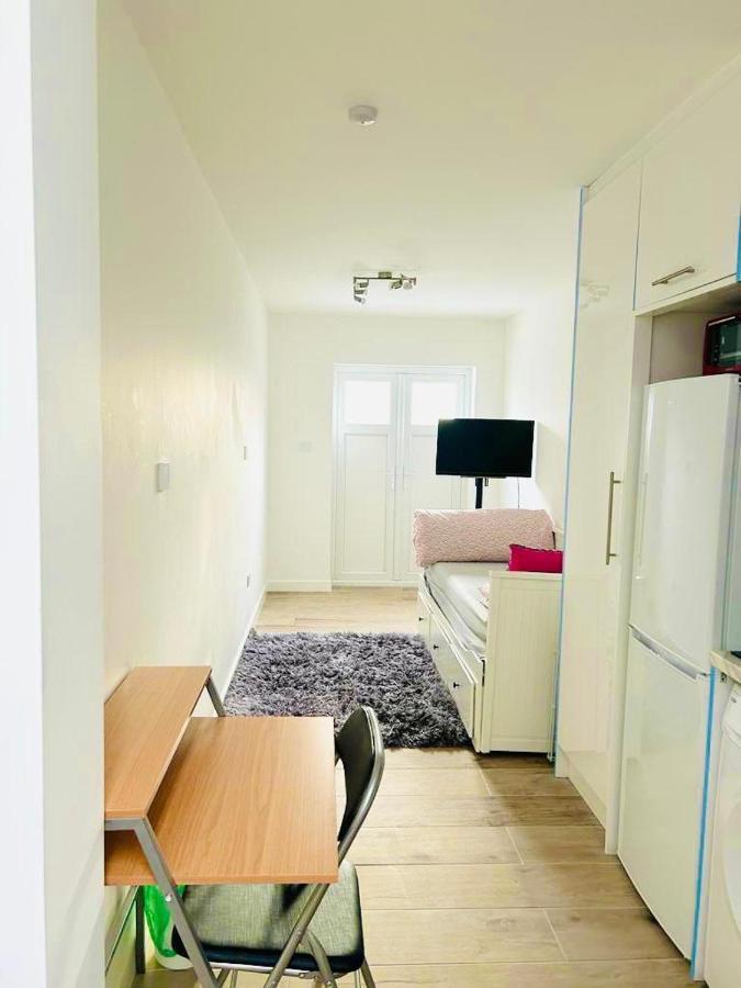 Lovely En-Suite Studio With Kitchen And Free Parking With Walking Distance To Tube Station And Short Train Ride To Central London!! Northwood  Exterior photo