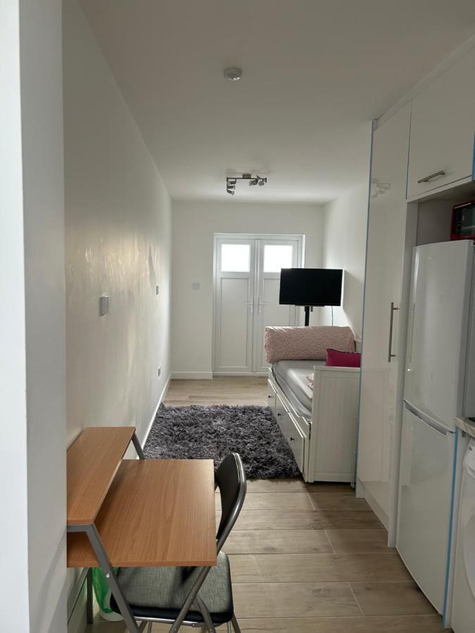 Lovely En-Suite Studio With Kitchen And Free Parking With Walking Distance To Tube Station And Short Train Ride To Central London!! Northwood  Exterior photo
